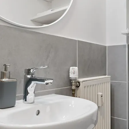Modernes Am Rhein In Ruhiger Lage * Köln