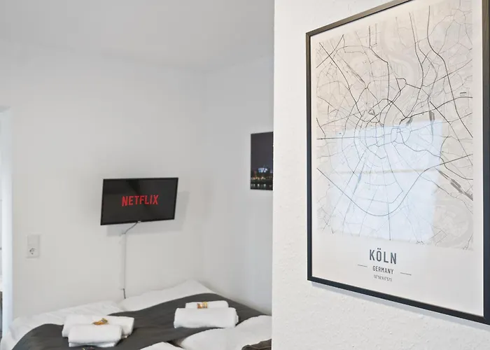 Modernes Am Rhein In Ruhiger Lage * Keulen