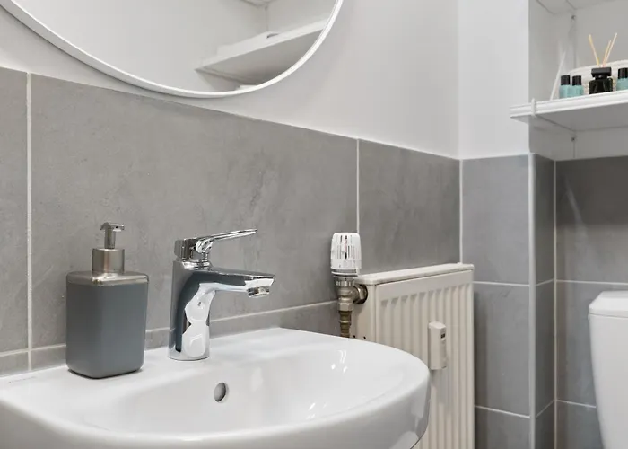 Modernes Am Rhein In Ruhiger Lage * Keulen